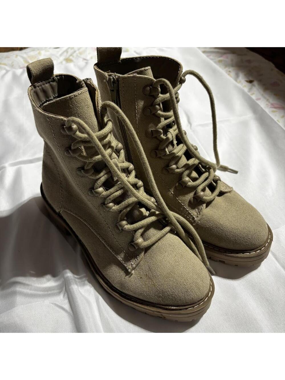 Universal Thread boots